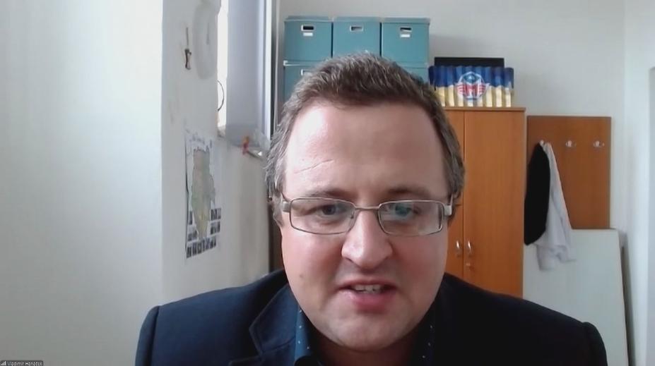Poslední kapkou byl problém s digitalizací, říká politolog Hanáček