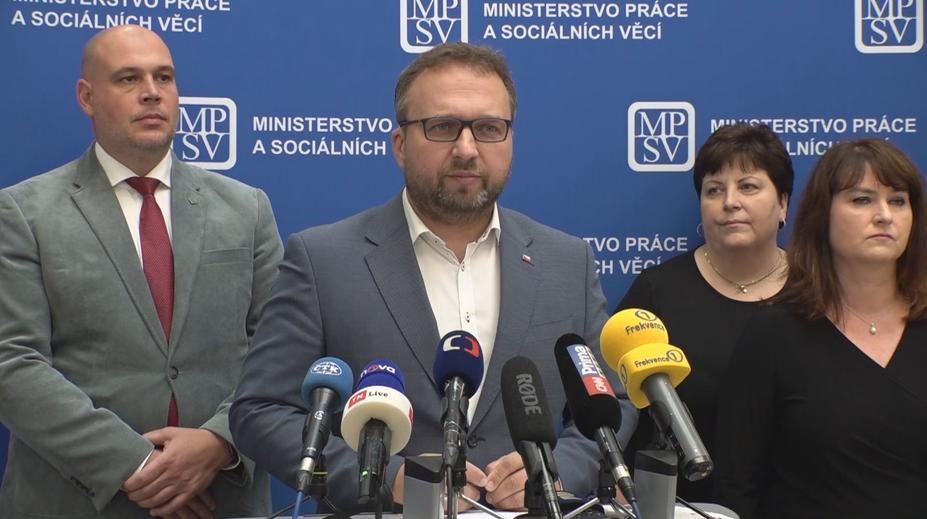 Jurečka promluvil pomoci zasaženým povodněmi. Lidé mohou dostat až 72 900 korun