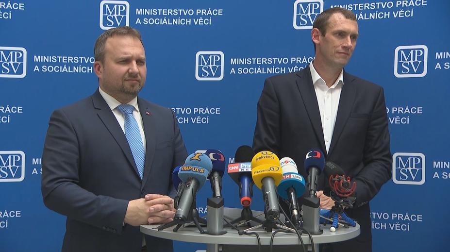 O dávky bude možné žádat i online. Jejich vyplácení se zrychlilo, tvrdí Jurečka