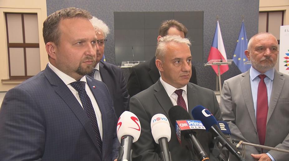 Platy státních zaměstnanců se od září zvýší, vláda se dohodla s odbory