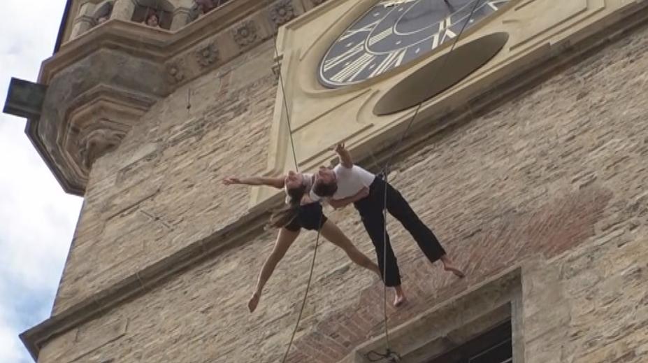 Vysoko a bez závratí. Divadelní festival zahájila vzdušná akrobacie