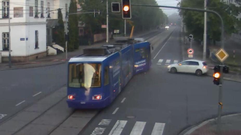VIDEO: Tramvaj po srážce s autem skončila na chodníku. Policie zveřejnila drsné záběry kolize