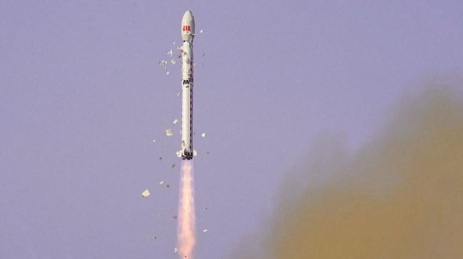 VIDEO: Čínská raketa odstartovala a začala se rozpadat. Stovky částí dopadly na zem