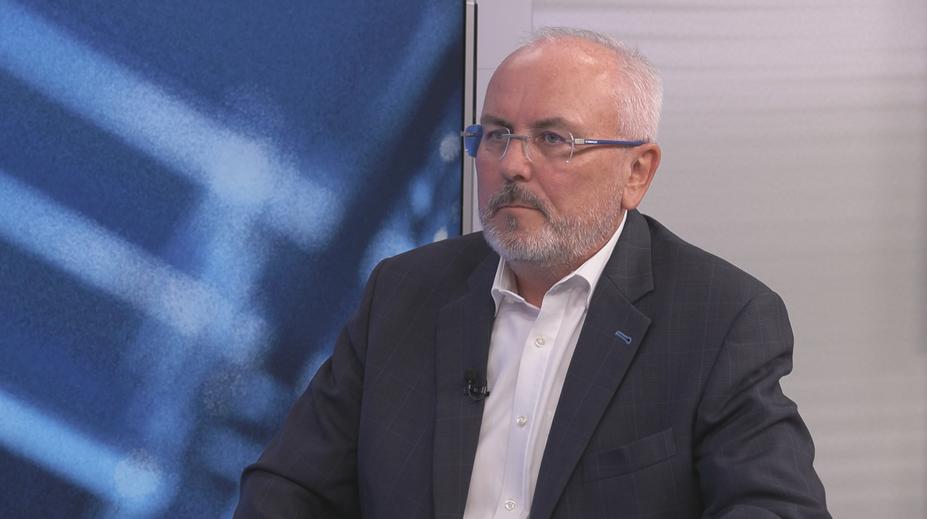 Evropa shání ropu, kde se dá. Kam se ceny vyšplhají, nikdo neví, říká ekonom
