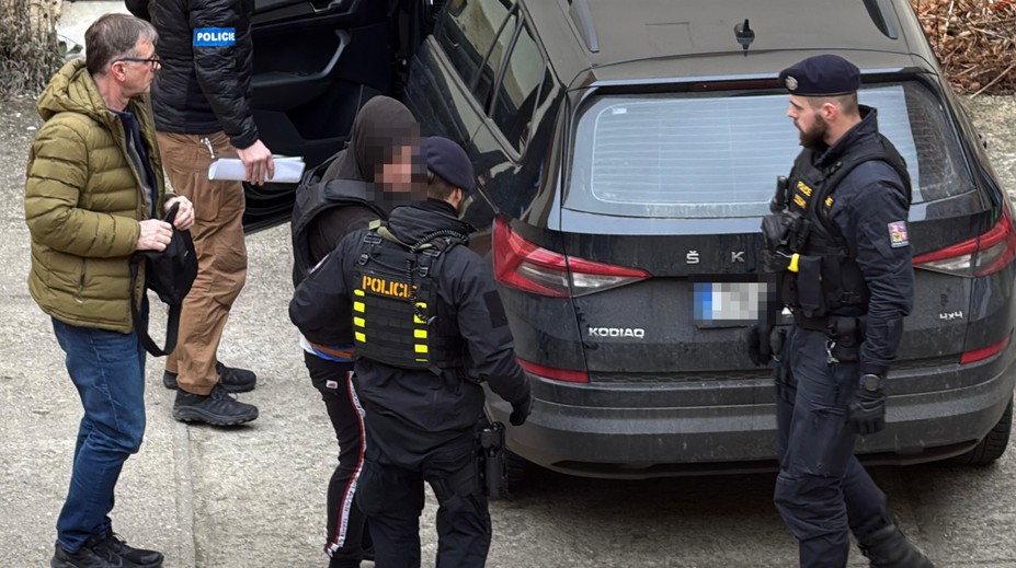Útočník z Hradce dostane maximálně 10 let. Lidé zuří. Právník řekl, proč to tak je