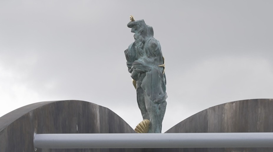 Socha na Plzeňsku straší řidiče. Z lávky ji budou muset odstranit