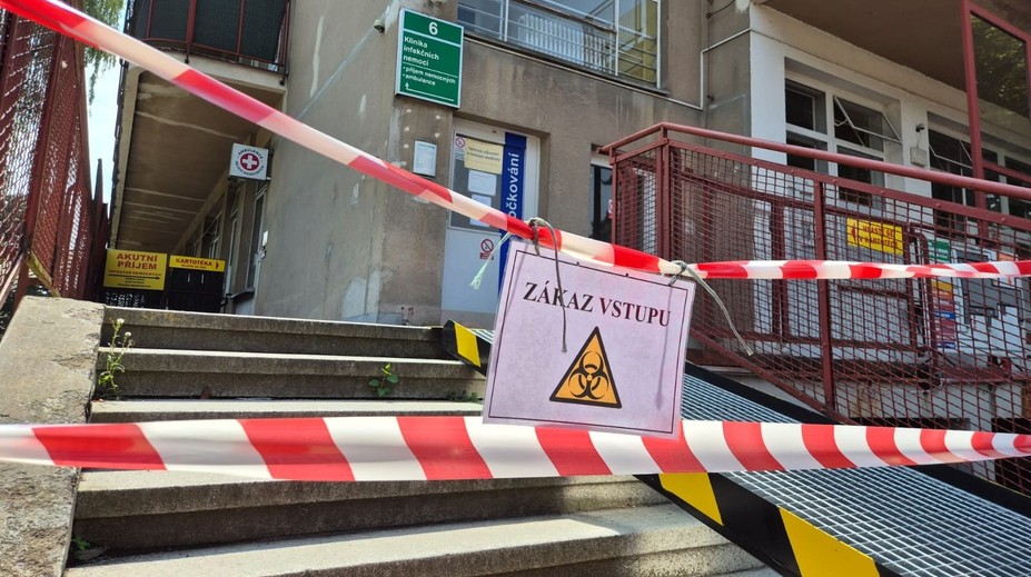 Ebola se u pacientky nepotvrdila. Lékaři zatím nevědí, jakou má diagnózu