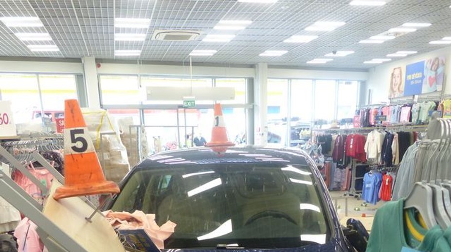 Řidička nezvládla auto, vjelo hluboko do obchodu plného lidí! FOTO