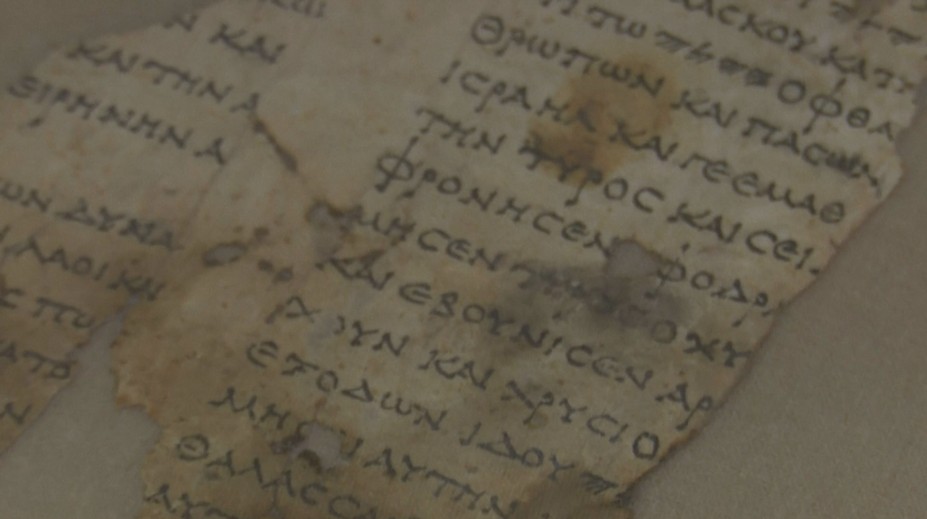 Izraelští archeologové našli desítky fragmentů svitků od Mrtvého moře