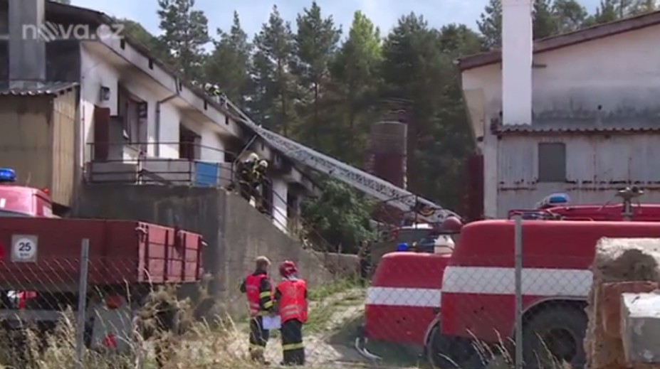 U Sedlčan vzplál vepřín, čtyřicet selátek už hasiči nezachránili!
