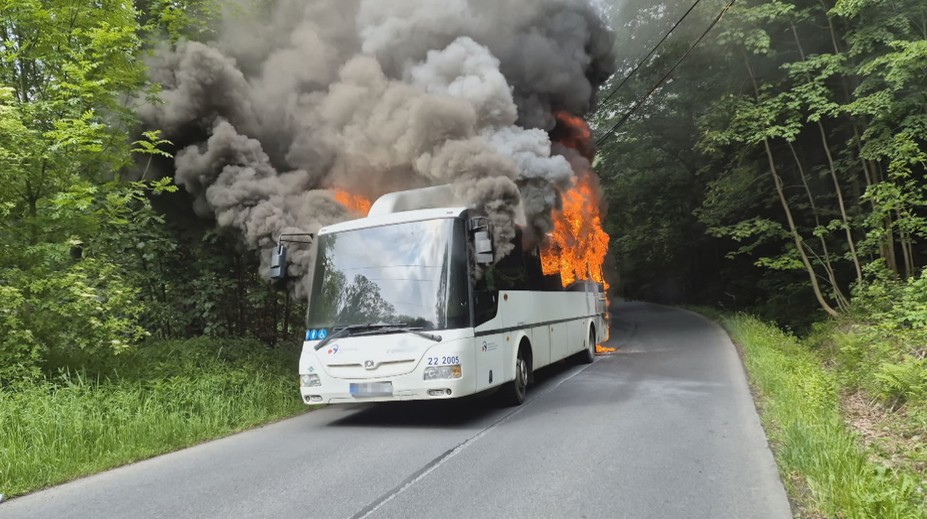 Obyvatele Moravskoslezského kraje trápí stav autobusů. Několikrát už i hořely