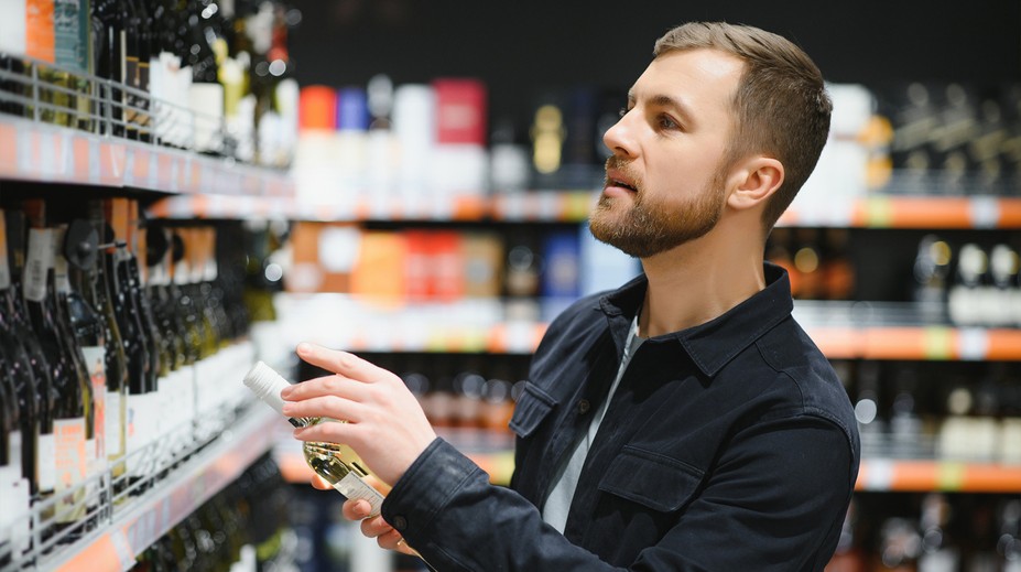 Các thanh tra thu hồi rượu vang trắng do phát hiện sai phạm nghiêm trọng