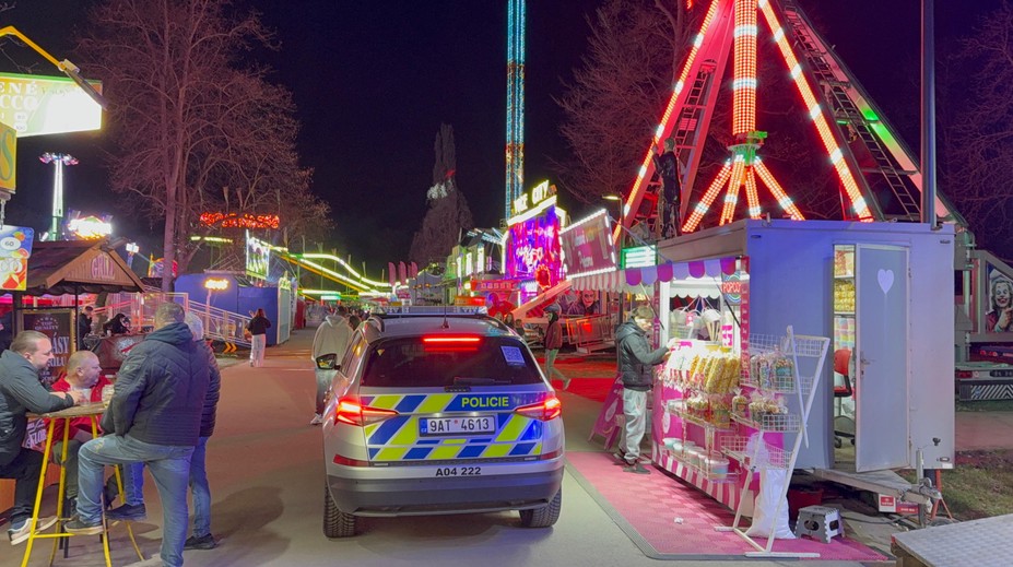 Dívka vypadla z atrakce na Matějské pouti. Skončila v nemocnici