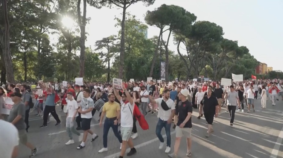 V Albánii pokračují rozsáhlé protesty. Lidem vadí luxusní resort v národním parku