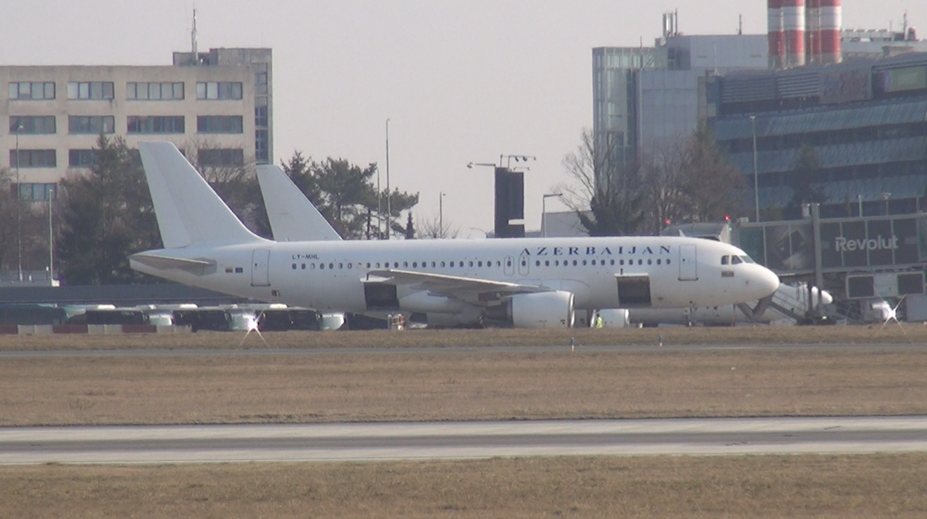 Hơn 100 hành khách phải ở lại Praha do tai nạn máy bay