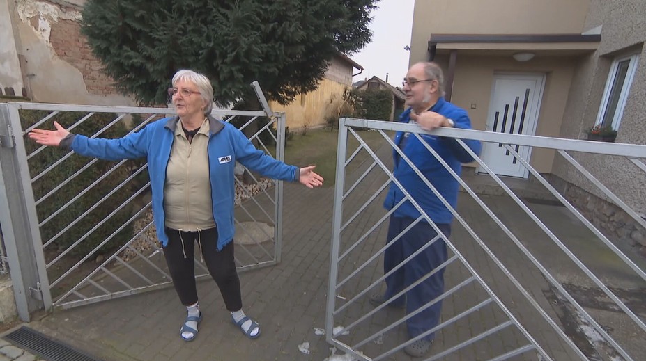 Kvůli špatnému chodníku neotevřou bránu. Obec ho snížit odmítá