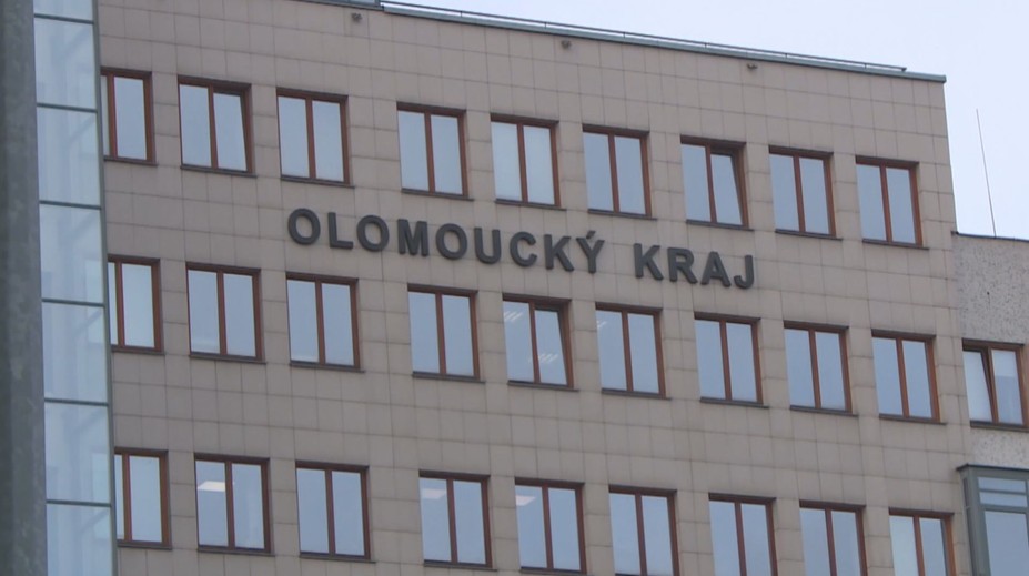 Vyšetřování krajského úřadu v Olomouci pokračuje. Policie obvinila 13 lidí