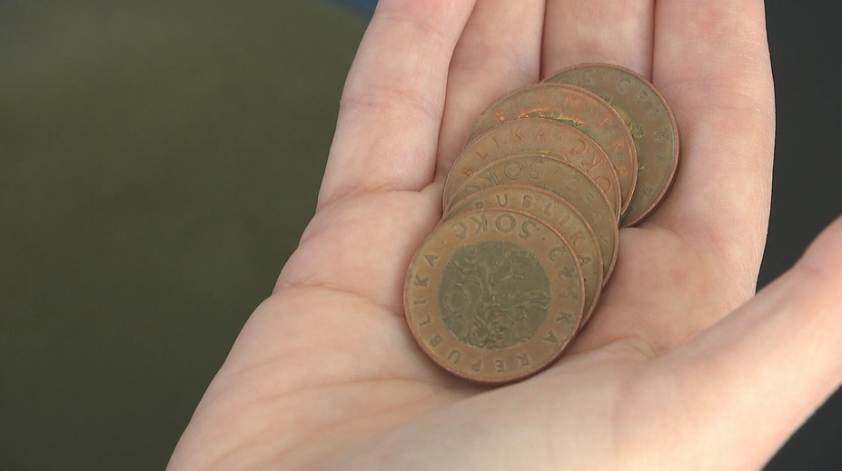 Téměř polovina rodin nezvládá pokrýt běžné výdaje. Lidé se dostávají do dluhových pastí