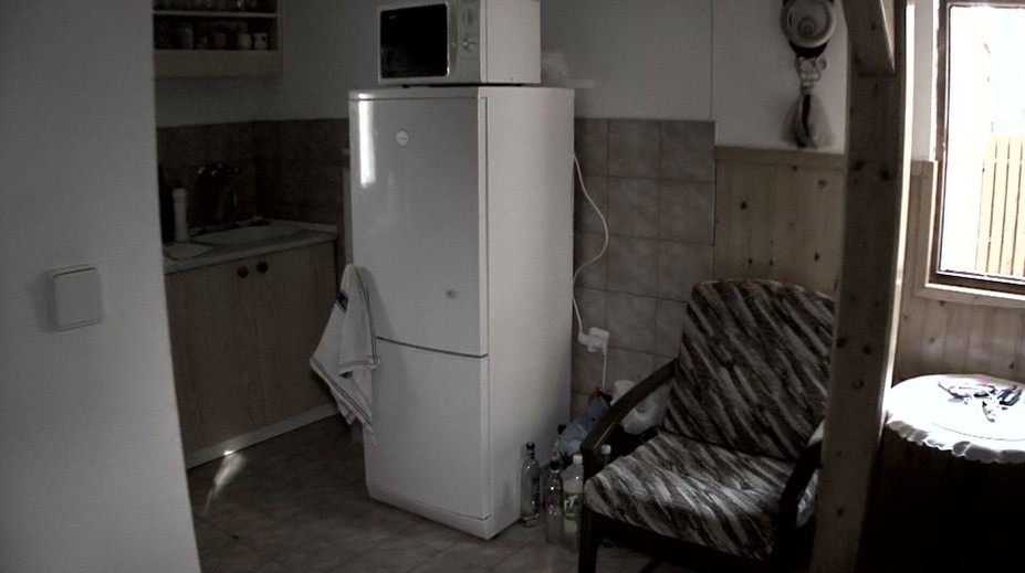 Do chaty na Broumovsku se nastěhoval tulák. Před policií se schoval pod postelí