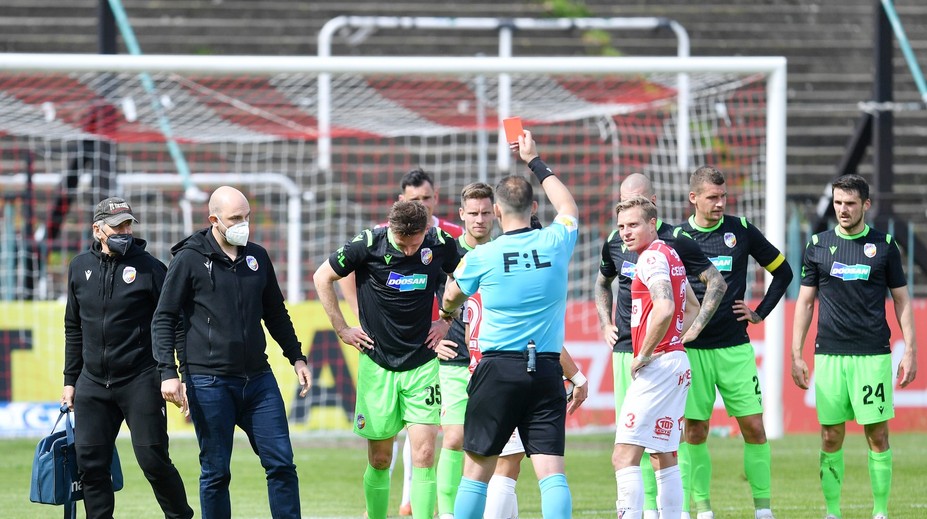 Plzeňskému Kašovi za kung-fu kopanec skončila sezona