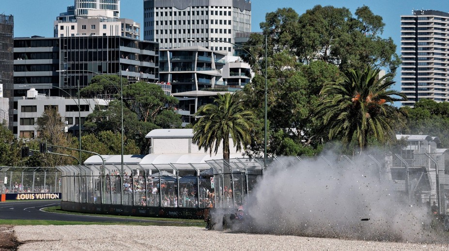 Tréninková divočina v Melbourne: Kolize v pit lane a poničená formule Verstappena