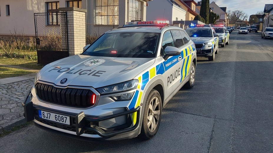 Před školou v Humpolci seděl muž se zbraní. Čekal s ní na dceru