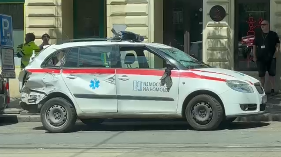 Filip Turek boural v Praze. Zdravotnické auto po srážce skončilo na střeše