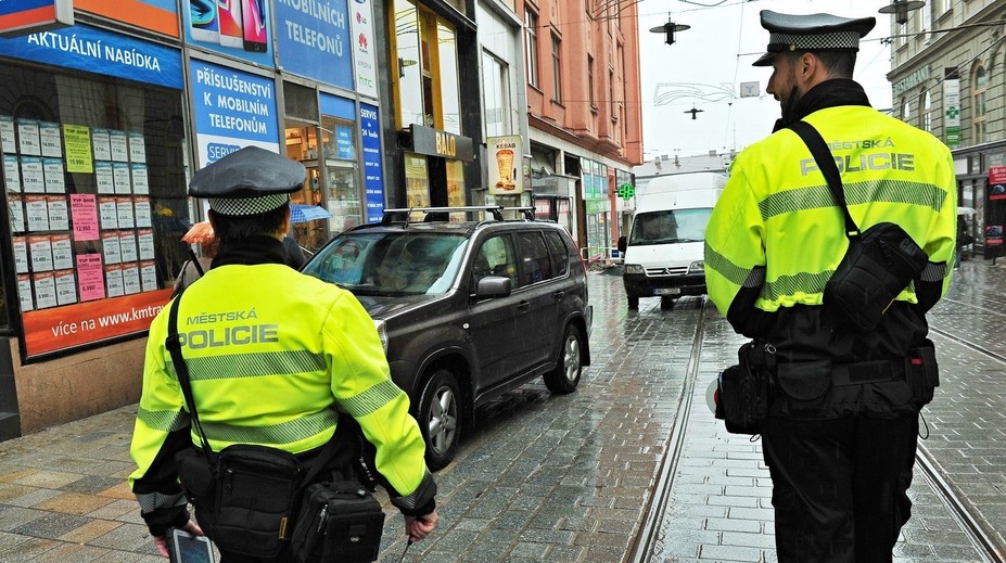 Nahá žena se v Brně pokusila pokousat strážníka. Sprostě u toho křičela
