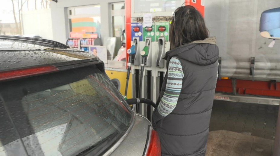 Nafta výrazně zlevnila. Benzín se prodává pod cenovým stropem