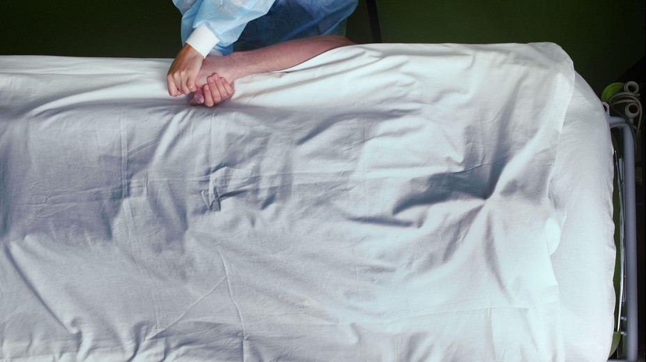 Muže omylem prohlásili za mrtvého. Nemocnice čelí obřímu skandálu