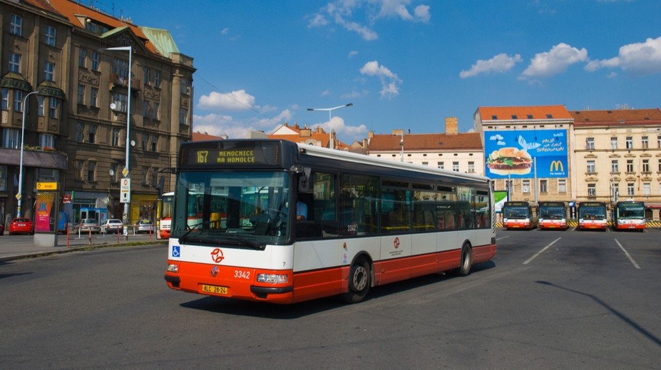 Na řidiče autobusu v Praze vytáhl cestující nůž. Klidné reakci lidé tleskají