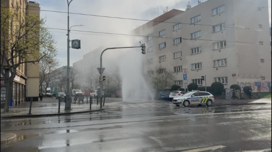 Nước phun cao hàng mét từ đường phố ở Praha