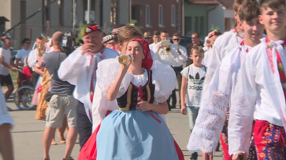 Obec poničená tornádem uspořádala vinobraní, vznikla i speciální edice vína