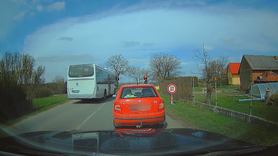 Šílený čin řidiče autobusu řeší jako přestupek! Vjel do zúžení na červenou
