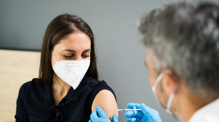 Ženy mají po vakcíně silnější vedlejší účinky. Důvod je prostý, tvrdí vědci