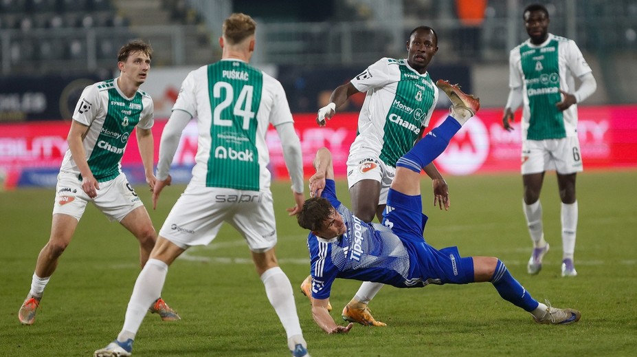Etická komise v korupční kauze obvinila další ligové fotbalisty. Padl už i čtyřletý trest