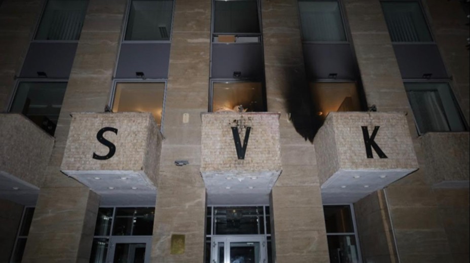 Cảnh sát tìm kiếm người ném bom xăng vào Nhà Nga ở Prague