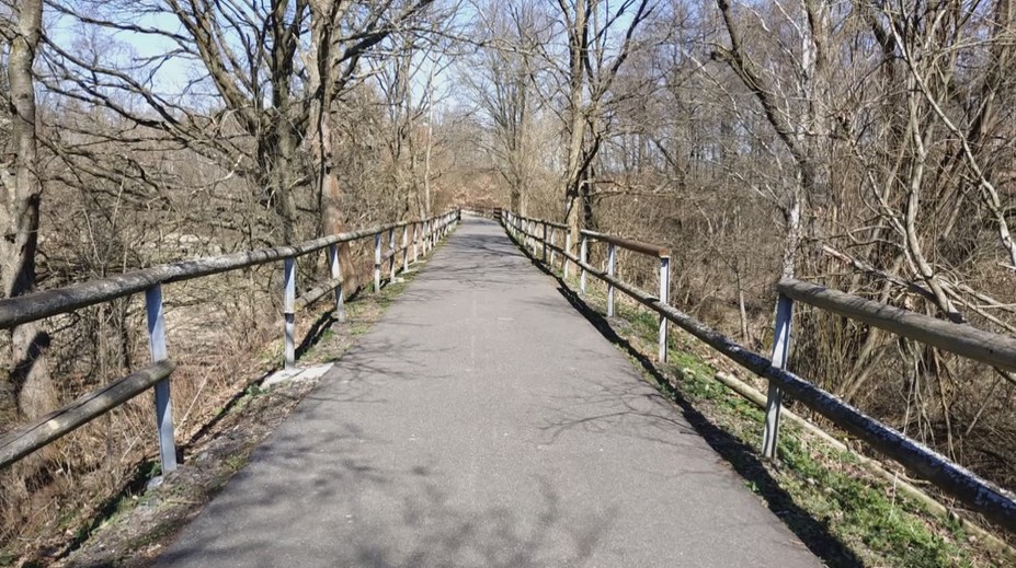 Policie pátrá po vandalech z Českolipska. Zničili zábradlí podél cyklostezky