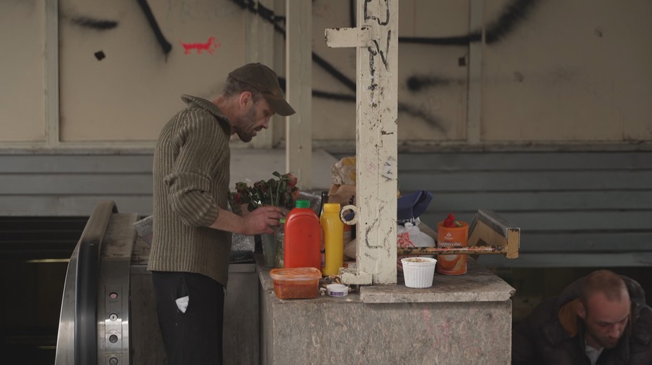 Špína, bezdomovci a málo míst k sezení. Natáčeli jsme na nádraží v Brně