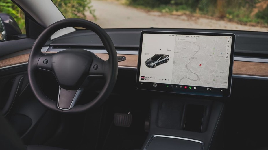 Lidé si stěžují na displeje v autech. Vrátí se někdy mechanická tlačítka?