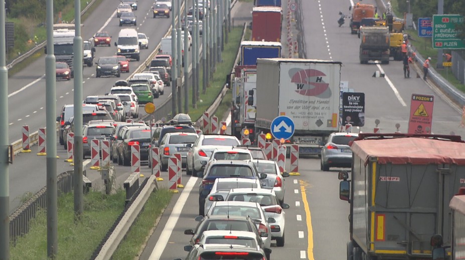 Opravy v Praze vyžadují další omezení dopravy. Situace rozdělila politiky