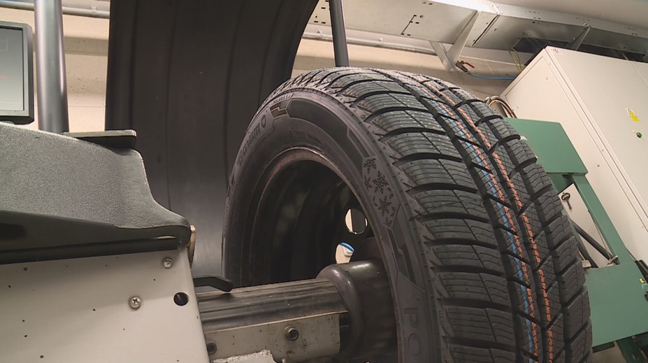 První řidiči už přezouvají auta. Ještě je brzy, varuje meteoroložka
