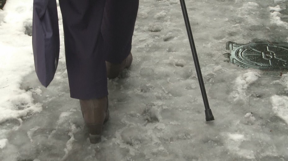 Na ledu upadl a zlomilo se mu chodítko. Zoufalému muži pomohli strážníci