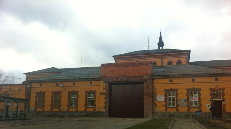 V plzeňské věznici na Borech měl uhořet vězeň. Údajně kouřil v posteli
