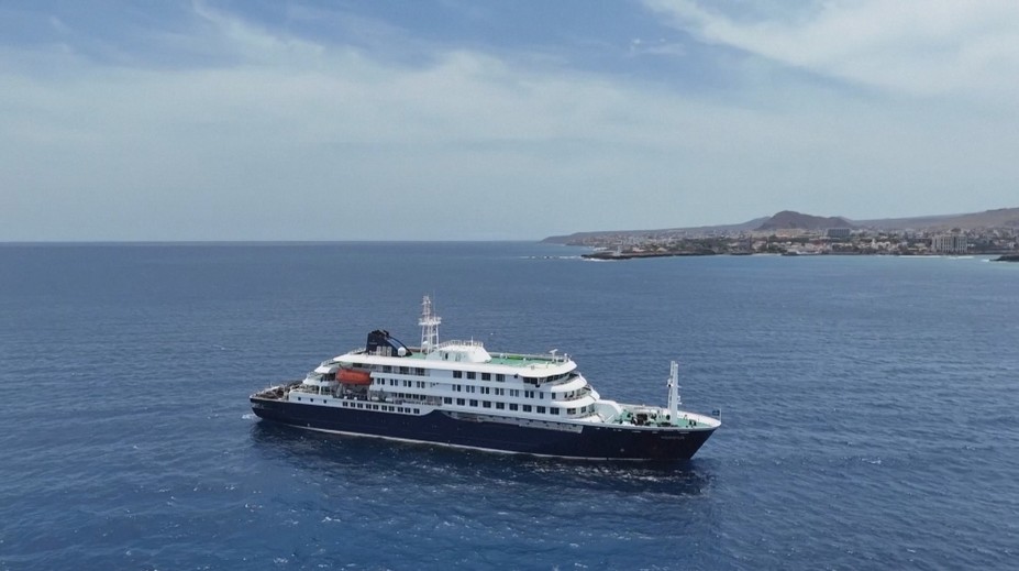 Loď s hantavirem se blíží k Tenerife. Pacientů se smrtící nemocí přibylo