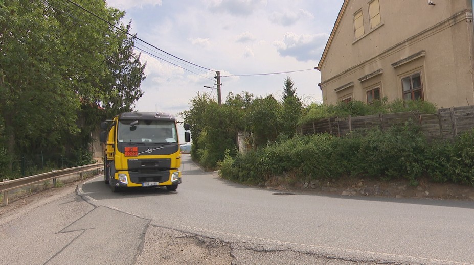 Kamiony ničí obce ve středních Čechách. Petice chce zakázat jejich tranzit