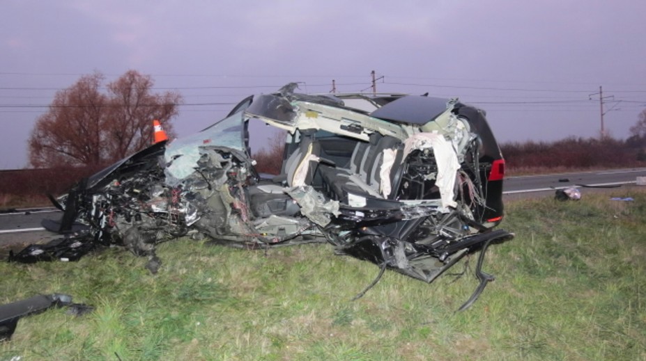 Řidič volkswagenu vjel pod kola kamionu. Na místě zemřel