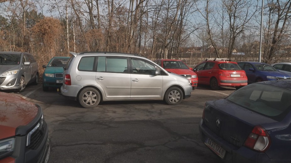 Řidiči u pardubické nemocnice hledali místo i hodinu. Pomůže 70 nových míst