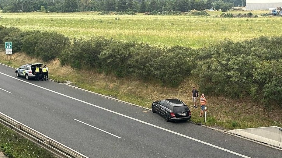 Havárie zablokovala D10. Řidič za volantem zkolaboval, přistával vrtulník