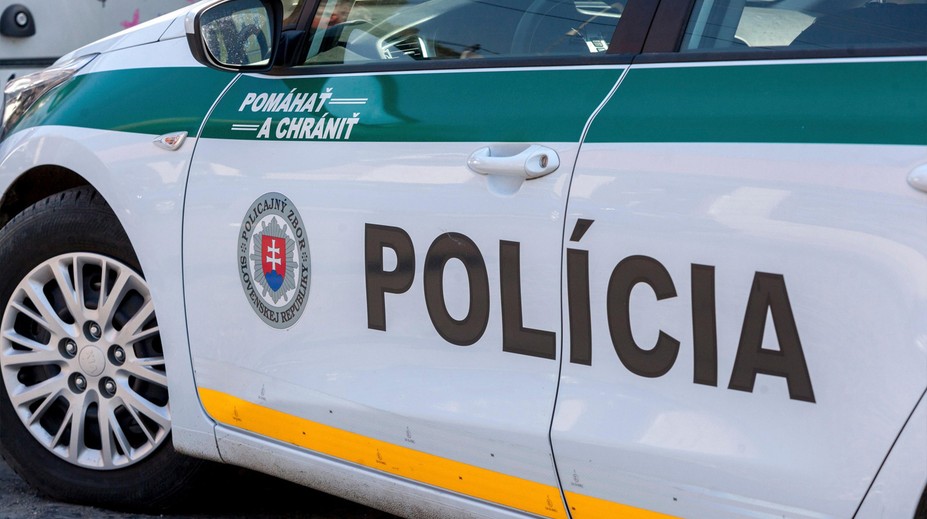 Mladá žena vyskočila z 12. patra domu. Svědci popsali její záchranu
